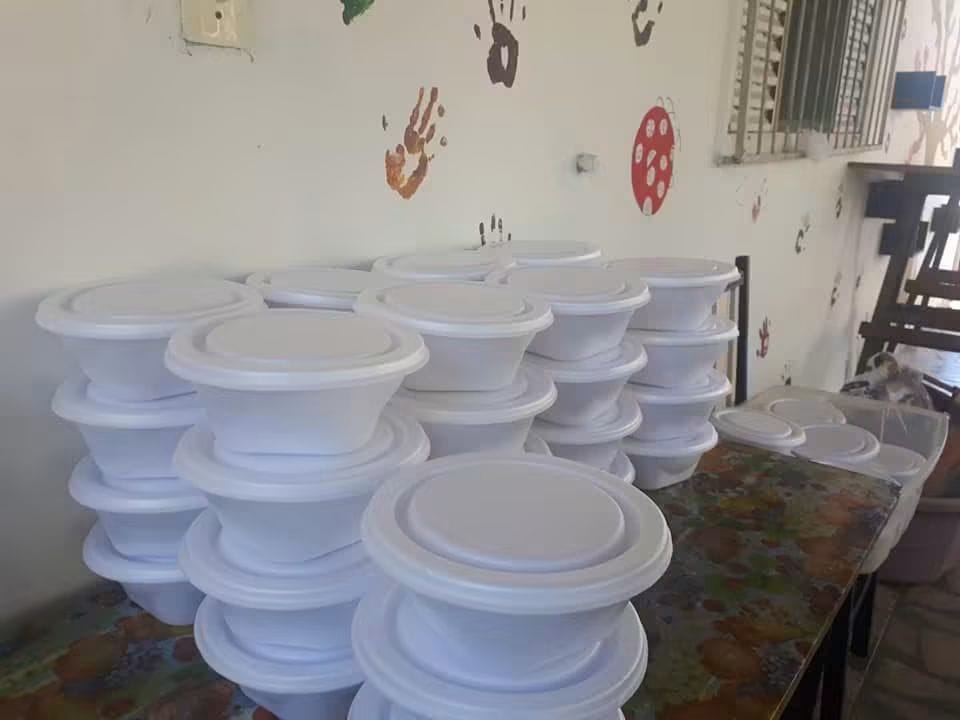 Refeições preparadas para distribuição